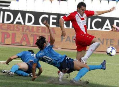 Negredo lucha por un balón en el partido ante el Recreativo