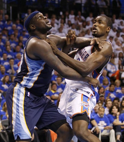 Randolph, de los Grizzlies, lucha por un rebote con Ibaka, de los Thunder.