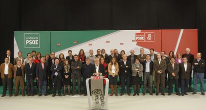 Cargos del PSOE posan, ayer, detrás de José Antonio Griñán para trasladar la imagen de unidad del partido ante el congreso federal y las elecciones autonómicas.