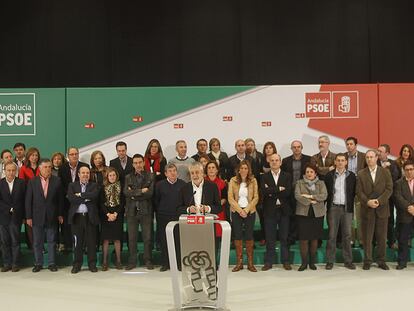 Cargos del PSOE posan, ayer, detrás de José Antonio Griñán para trasladar la imagen de unidad del partido ante el congreso federal y las elecciones autonómicas.