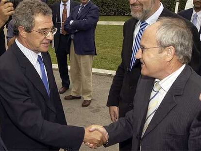 El presidente de Telefónica, César Alierta (izquierda), saluda al ministro de Industria, José Montilla.