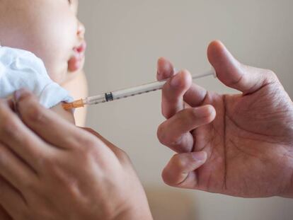 Un bebé recibe una vacuna.