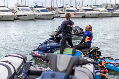 Laura Coviella, en el puerto de Nazaré, junto a una de las motos acuáticas de seguridad que acompañan a los deportistas a las olas grandes.