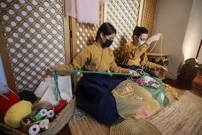 Un piso de Malasaña se transforma en un 'hanok', dentro de la K-Week (semana coreana). En la imagen, elaboración de nudos artísticos coreanos.