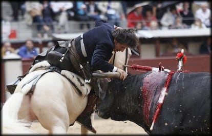 Diego Ventura con su quinto toro.