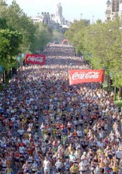 Los corredores inundan el Paseo de la Castellana, en pleno centro de la ciudad.