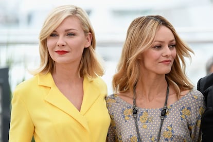 Kirsten Dunst e Vanessa Paradis em sessão de fotos do júri durante a 69° edição do Festival de Cannes.