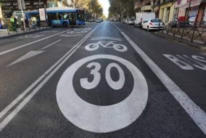 Las señales de ciclocarril y de límite a 30 por hora en la calle de Alcalá.