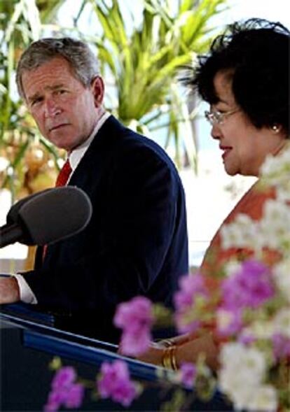 George W. Bush con la presidenta de Indonesia, Megawati Sukarnoputri, en una rueda de prensa en Bali.