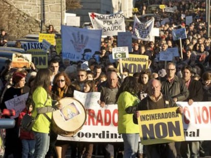 Manifestaci&oacute;n de vecinos de O Irixo contra la instalaci&oacute;n en el municipio de una incineradora de basuras. / NACHO G&Oacute;MEZ