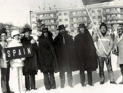 Los esquiadores &Aacute;ngel Baranda, Conchita Puig, Aurelio Garc&iacute;a y Paquito con los sombreros en Sapporo.