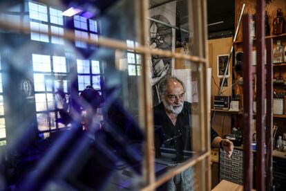 El pintor vidriero Carlos Muñoz de Pablos, en su casa estudio de Segovia.