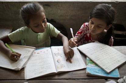 En el 'slum' de Korail, la ONG española tiene dos escuelas para estudiantes que no trabajan y otra especializada en los que sí lo hacen. Bangladesh es el único país en el que la organización decidió abrir sus propios colegios para impartir educación a niños que, de otro modo, no tendrían oportunidad de estudiar debido a la situación de pobreza extrema de sus familias.