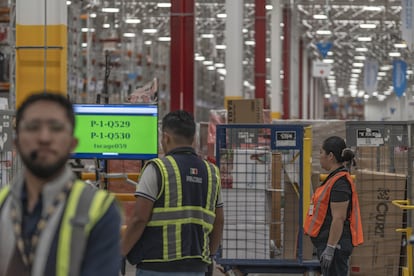 Trabajadores en un almacén de Amazon, en Tepotzotlán, México.