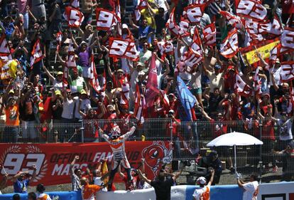 Marc Márquez celebra la victoria con sus seguidores