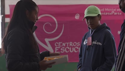 Agustina Soriano durante una reunión en el Centro de Escucha para prevenir el suicidio adolescente. 