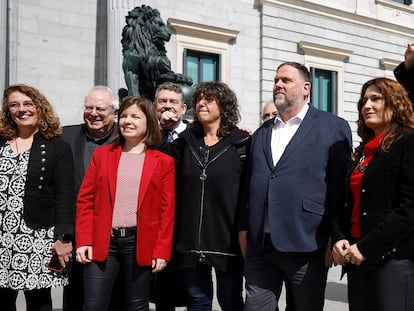 Dvd 1204 (14-03-24). Oriol Junqueras junto a los diputados de ERC celebran la aprobación de la ley de la amnistía.