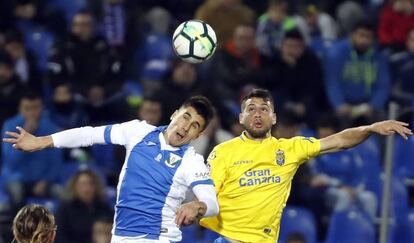 Bustinza y Calleri pelean por un balón.