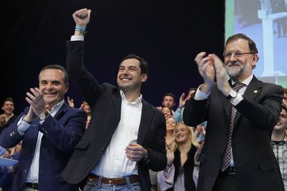 El presidente del Gobierno, Mariano Rajoy, a la derecha, Juan Manuel Moreno Bonilla, candidato del PP a la Junta de Andaluc&iacute;a, en el centro, y Juan Bueno, presidente del PP de Sevilla saludan al inicio del mitin de cierre de campa&ntilde;a.