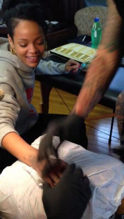 Rihanna, mientras se hace un tatuaje.