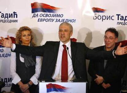 El presidente serbio, Boris Tadic, celebra la victoria en la sede del Partido Demócrata, anoche en Belgrado.