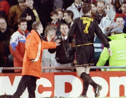 Un aficionat de l'equip anglès de futbol, Crystal Palace, crida al futbolista, Eric Cantona, moments abans que aquest salti el fossat per agredir-lo durant un partit de la Lliga anglesa a Londres (Regne Unit), el 25 de gener del 1995.