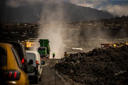 La carretera está abierta, pero a la vez está en obras, ampliándose y ramificándose.