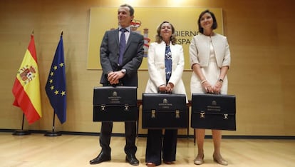 Pedro Duque, Nadia Calviño y Reyes Maroto tras recibir sus carteras de sus antecesores en el cargo.