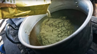 Una artesana hierve harina de coca antes del proceso de teñido.