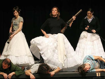Ivana Heredia, Susana Hernández y Carmen Gutiérrez (de izquierda a derecha), en un ensayo de <i>Sainetes.</i>