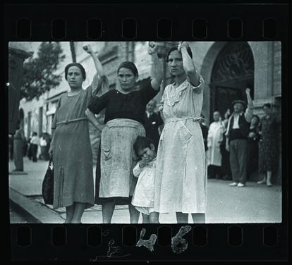 Espectadores en el funeral del General Lukacs, Valencia. 16 de junio de 1937.