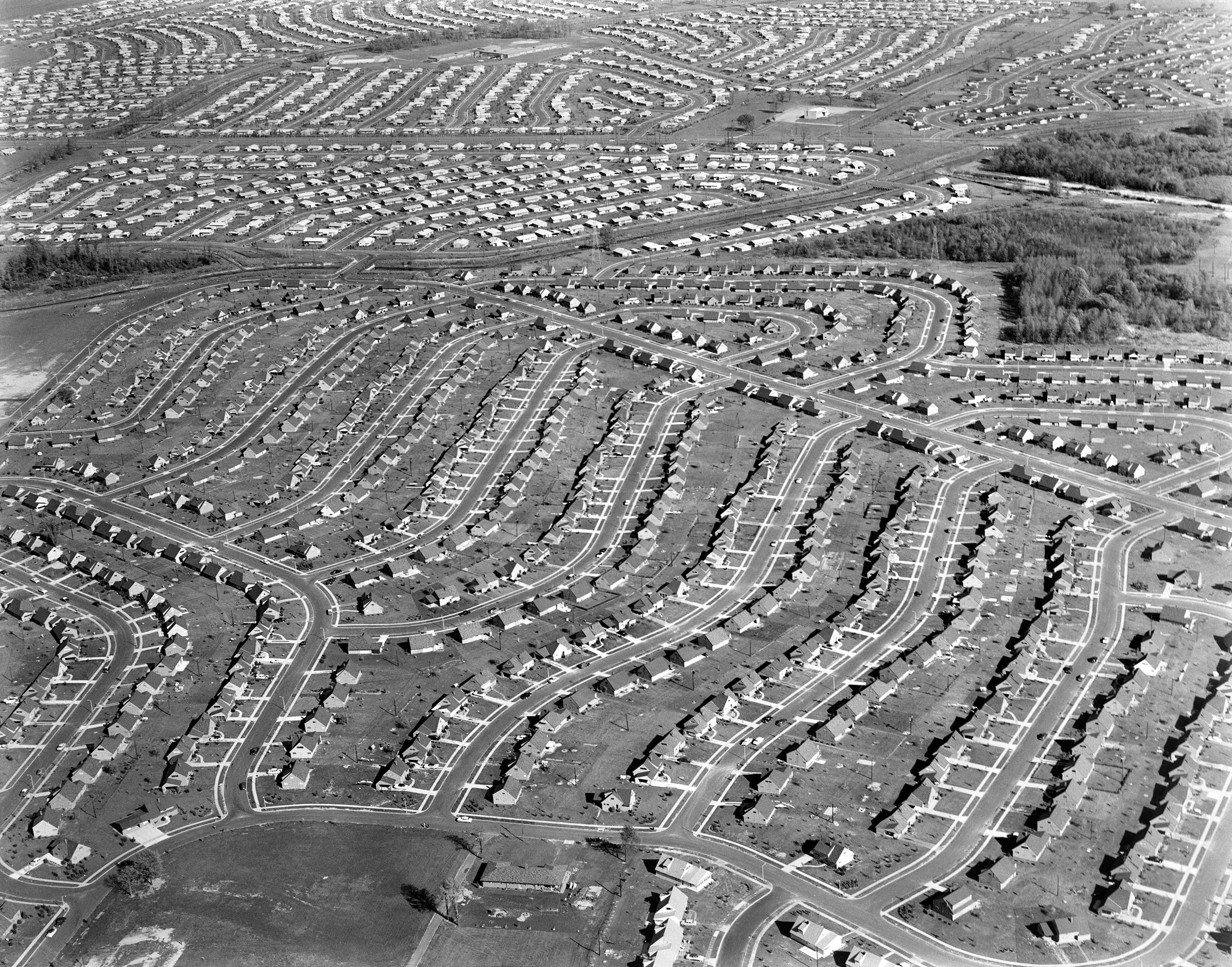 Fotografía aérea del desarrollo urbano en la periferia en los años sesenta.