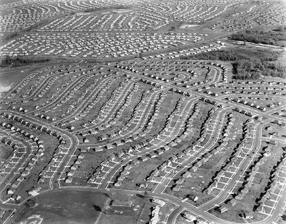 Fotografía aérea del desarrollo urbano en la periferia en los años sesenta.