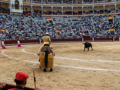 El toro 'Bastonito', de Baltasar Ibán, acude al caballo montado por Luis Alberto Parrón, el pasado 12 de mayo, en Las Ventas.