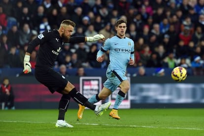 José Ángel Pozo presiona a Hamer, del Leicester.