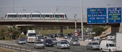 La línea 1 del Metro de Sevilla a su paso sobre la ronda de circunvalación SE-30.