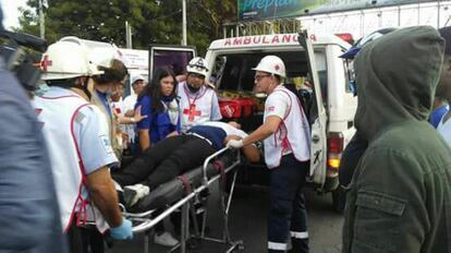 En las instalaciones de la Universidad Nacional Agraria, unos voluntarios brindan atención pre hospitalaria a los lesionados en protestas.