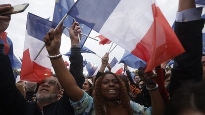 Seguidores de Emmanuel Macron celebran en París el triunfo frente a Marine Le Pen en la segunda vuelta de las elecciones de Francia.