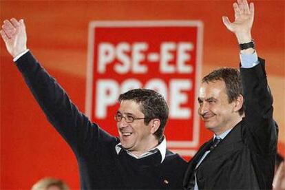 Patxi Lopez y José Luis Rodríguez Zapatero saludan a los asistentes al mitin celebrado esta noche en Bilbao.