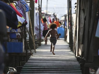 Un niño corre en el puerto Moresbyen de Papúa Nueva Guinea el pasado julio.