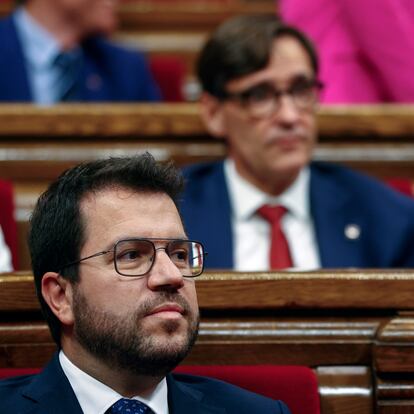 GRAFCAT5215. BARCELONA (ESPAÑA), 10/06/2024.- El presidente de la Generalitat en funciones, Pere Aragonès (i) y el líder del PSC, Salvador Illa (d) al inicio del pleno de constitución del nuevo Parlament salido de las elecciones catalanas del pasado 12 de mayo, que ha arrancado este lunes pasadas las 16:00 horas, con el exconseller como candidato de Junts a presidir la cámara catalana con el apoyo de ERC y la CUP.EFE/Quique García
