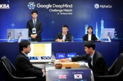 Lee Se-dol, a la derecha, el mejor jugador de go del mundo, comienza la partida que le enfentó a la máquina AlphaGo, desarrollada por Google, y que por primera vez en la historia batió a un ser humano en una partida de esta modalidad. reuters
