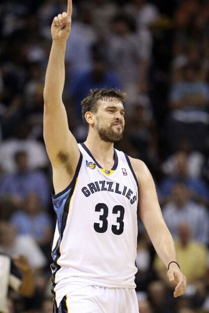 Marc Gasol celebra la victoria en el tercer partido de <i>playoff</i> contra San Antonio Spurs.