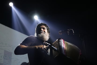 O músico Celso Piña, durante um show em 2018.