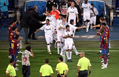 El pasillo del Barça al Madrid tras ganar la Liga en 2008.