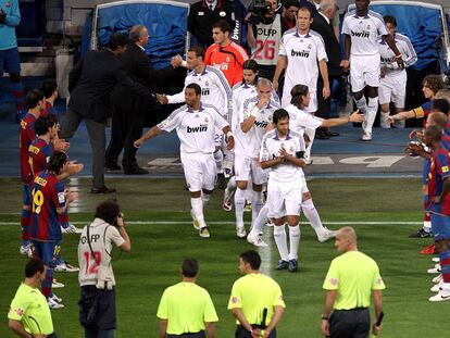 El pasillo del Barça al Madrid tras ganar la Liga en 2008.