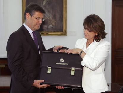 GRAF5052. MADRID, 07/06/2018.- La nueva ministra de Justicia Dolores Delgado recibe la cartera de su Ministerio de manos de su antecesor en el cargo, Rafael Catalá, hoy en Madrid. EFE/ Zipi