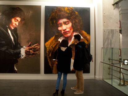 Cuadros de la serie 'Camarón', de Lita Cabellut, en la exposición 'Akathe te beshen sastipen thaj mestepen' (Aquí nos quedamos, salud y libertad).