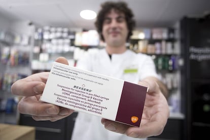 Un farmac&eacute;utico de Sevilla muestra la vacuna, este viernes, antes de entregarla a una de las ocho personas que tiene en lista de espera.