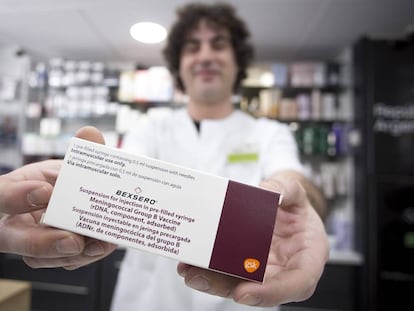 Un farmac&eacute;utico de Sevilla muestra la vacuna, este viernes, antes de entregarla a una de las ocho personas que tiene en lista de espera.